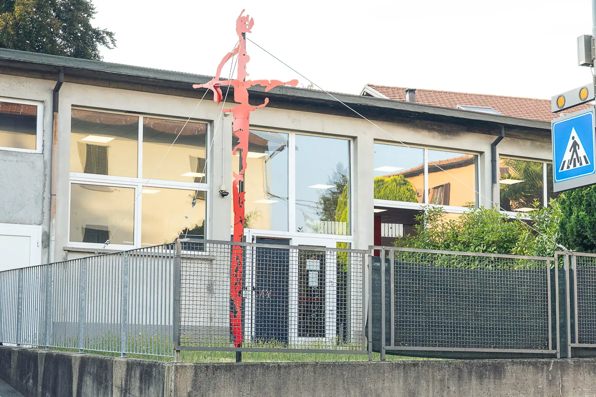 L’esterno della sala di Sword Academy con la scultura-spada rossa che fa da insegna