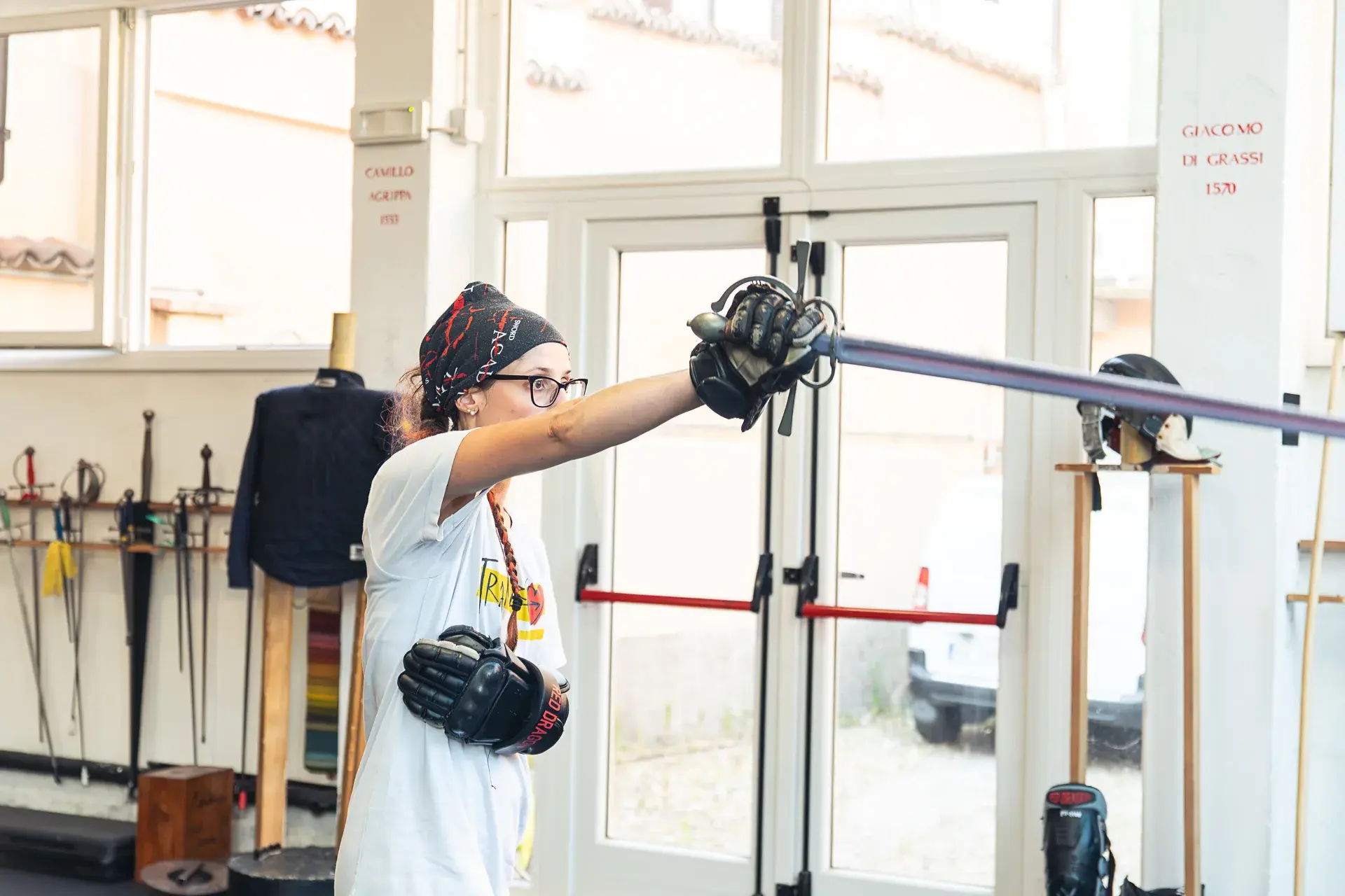 Un’allieva di Sword Academy in guardia con la spada da lato, punta in linea