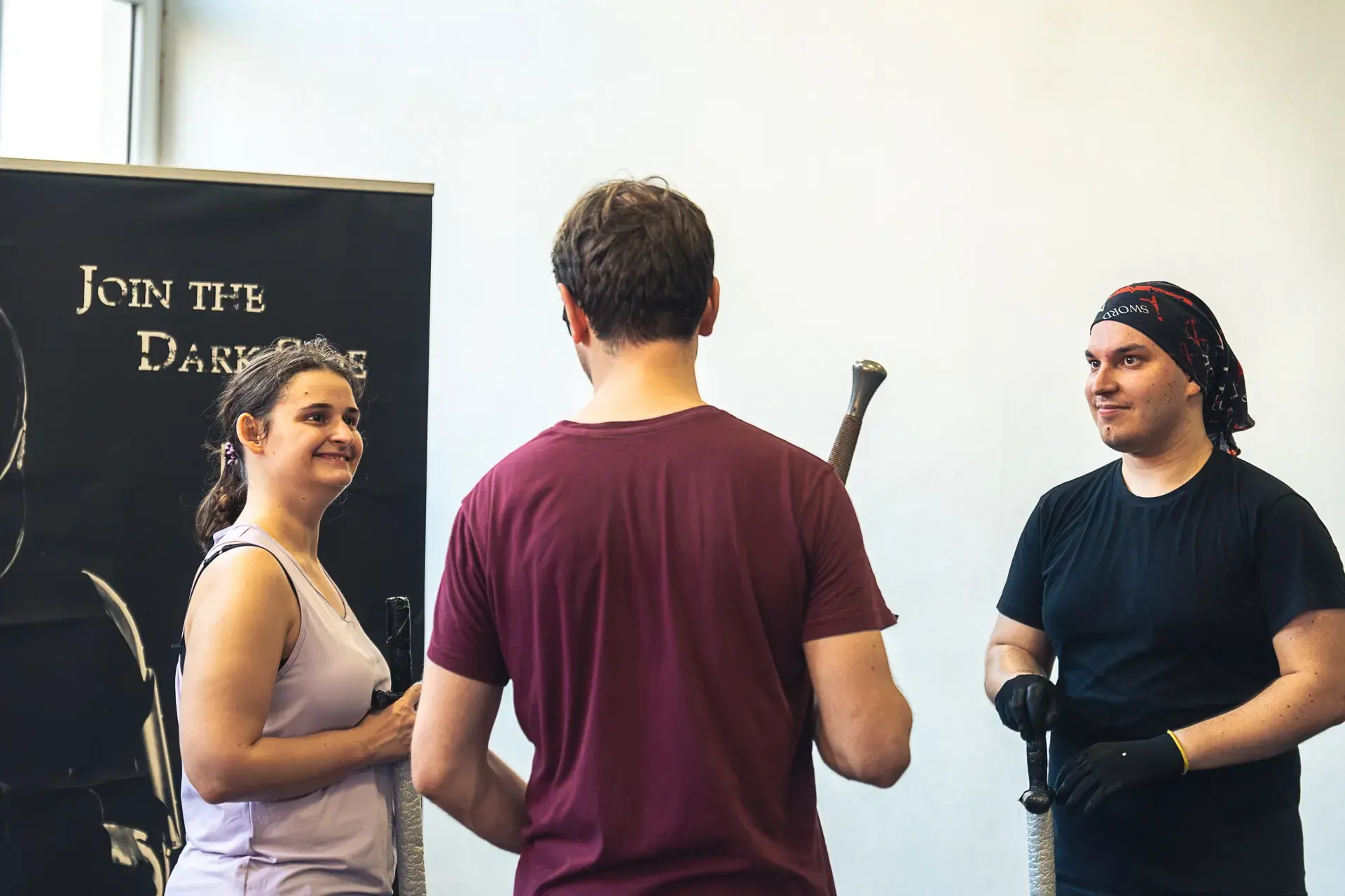 Allievi di Sword Academy con le spade in sala, tra una prova e l’altra