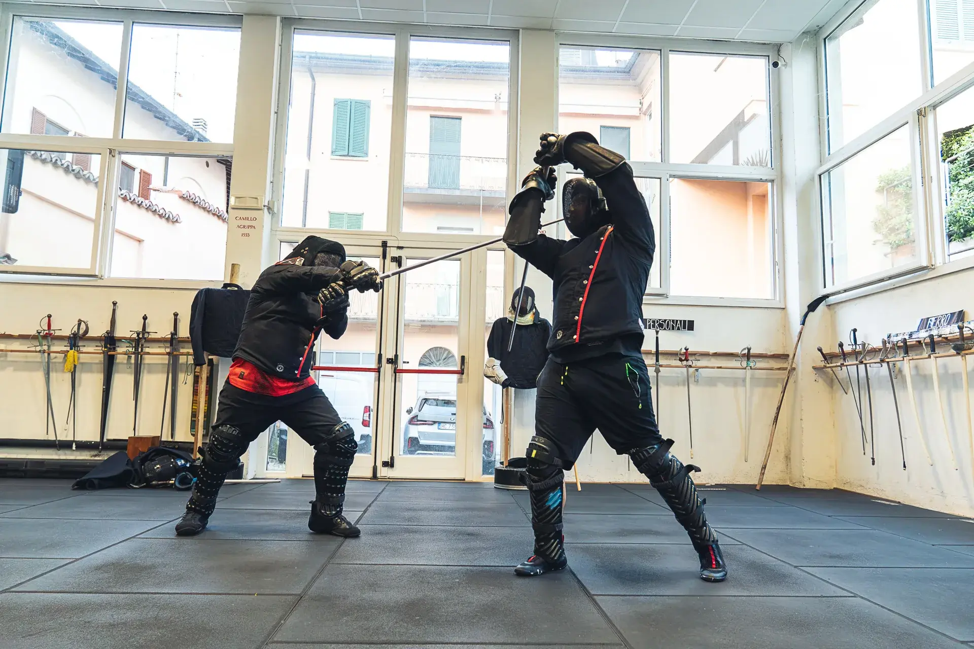 Due allievi di Sword Academy in duello ravvicinato, una stoccata parata dall'alto
