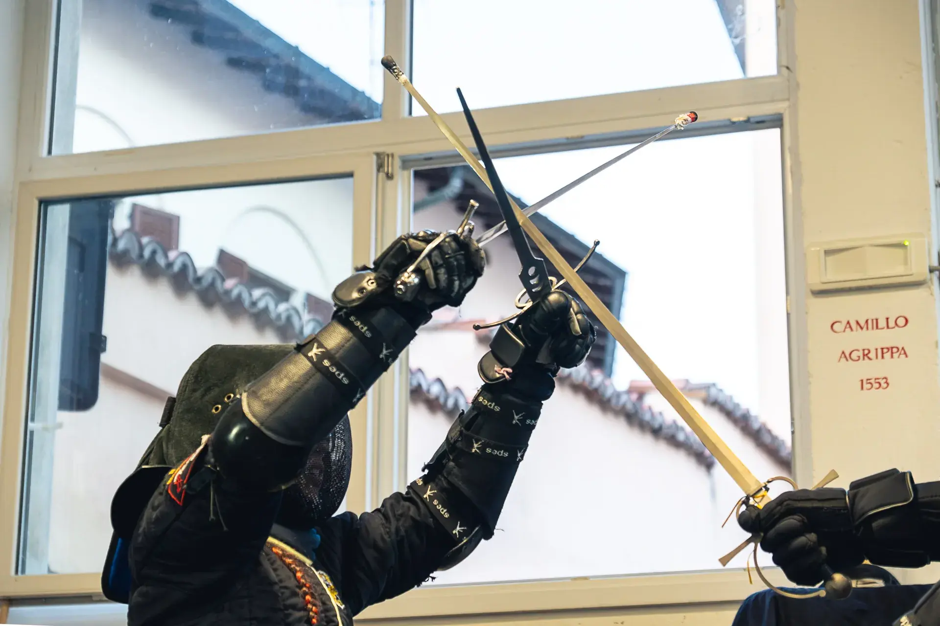 Allievi di Sword Academy in azione con spada e pugnale, entrambe le lame in legamento
