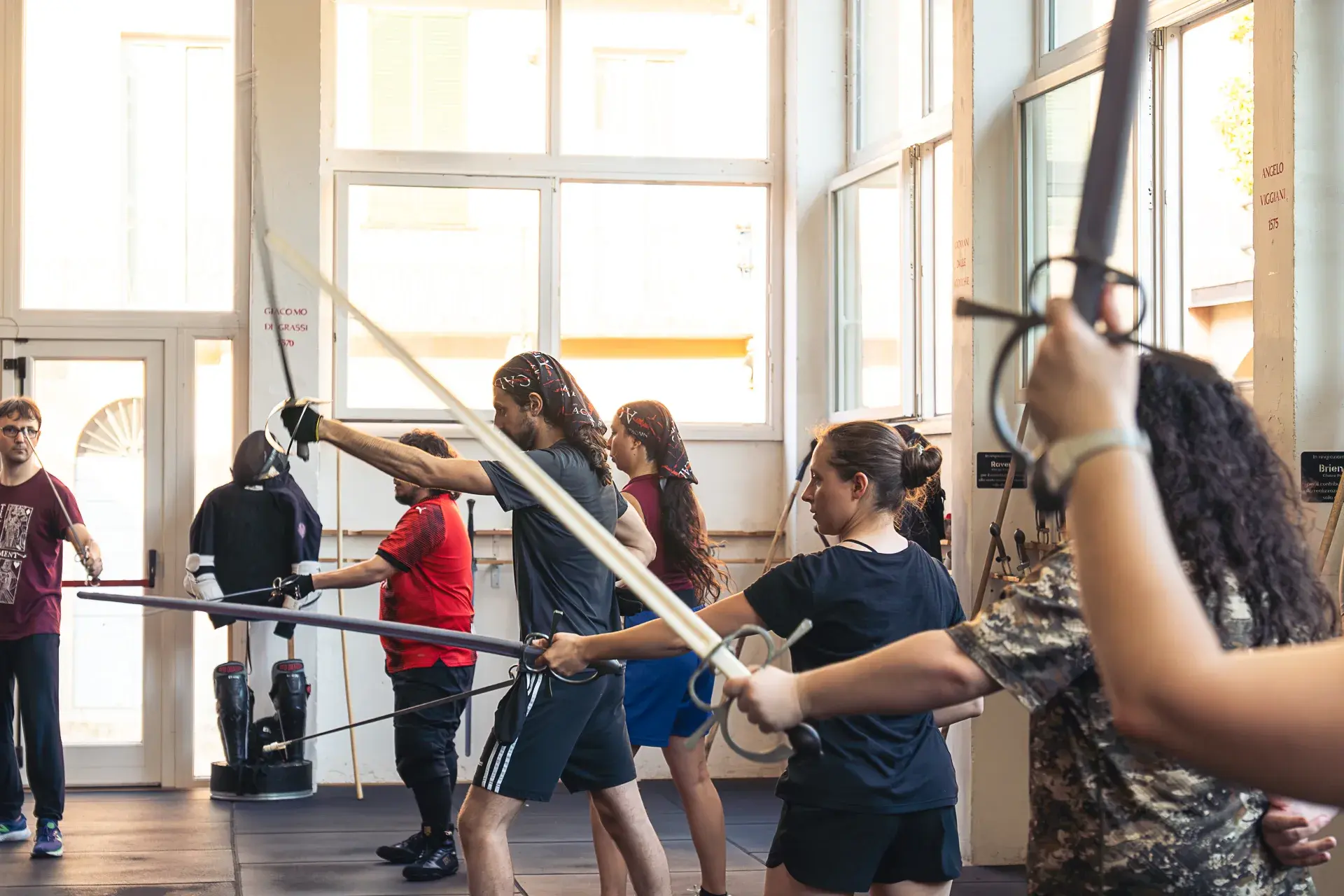 Allievi di Sword Academy in guardia con la spada da lato durante una lezione