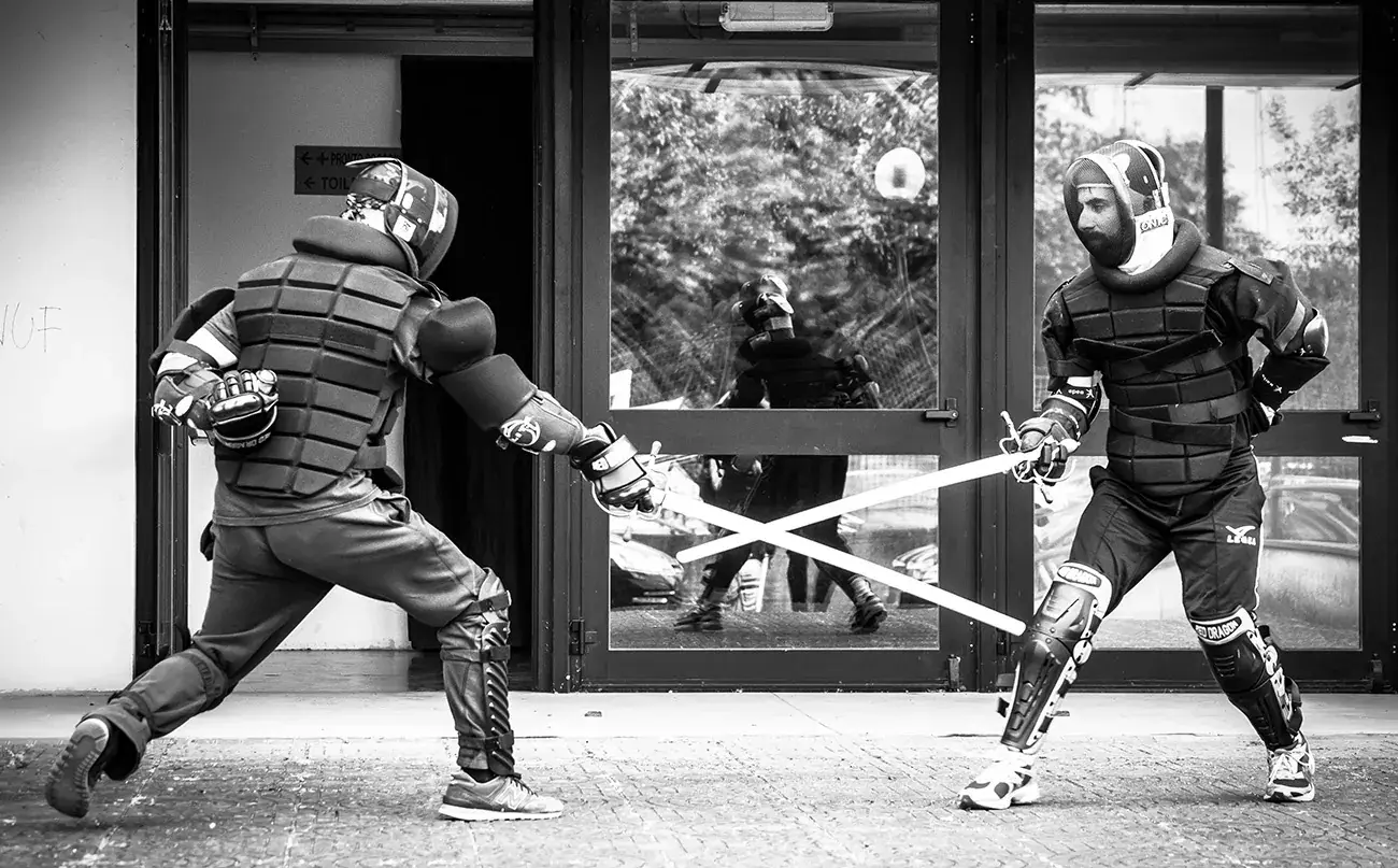 Allievi di Sword Academy in duello con simulacri durante un allenamento